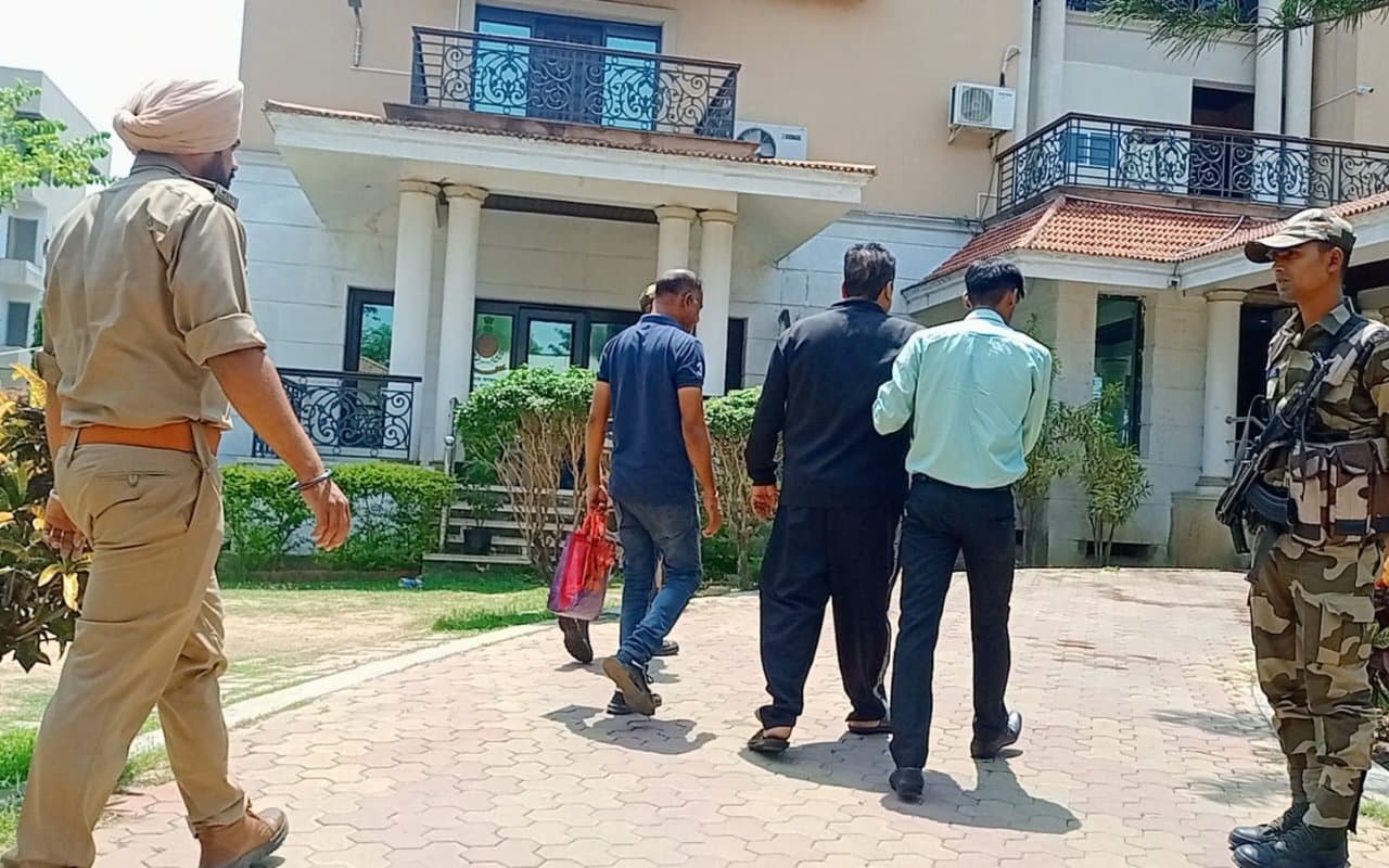 जमीन घोटाला: बीमार व्यापारी विष्णु अग्रवाल से नहीं हुई पूछताछ, खुद को निर्दोष बताने में नाकाम रहे छवि रंजन