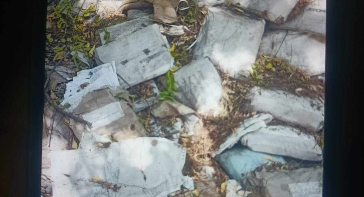 आगराः विश्वविद्यालय की बड़ी लापरवाही आई सामने, कूड़े के ढेर में पड़ी मिली परीक्षा की कॉपियां