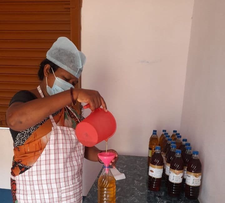 वनोपज कुसुम व करंज को पलाश मार्ट से मिल रहा बाजार, किसानों की बढ़ रही आमदनी, जेएसएलपीएस की पहल ऐसे ला रही रंग