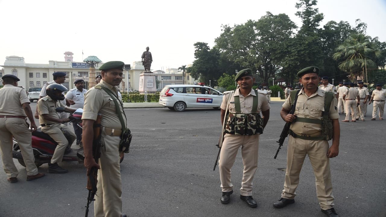 PHOTOS: पटना में धारा 144 लागू, विधानसभा सत्र के लिए 800 पुलिस जवानों की तैनाती, देखिए तस्वीरें..