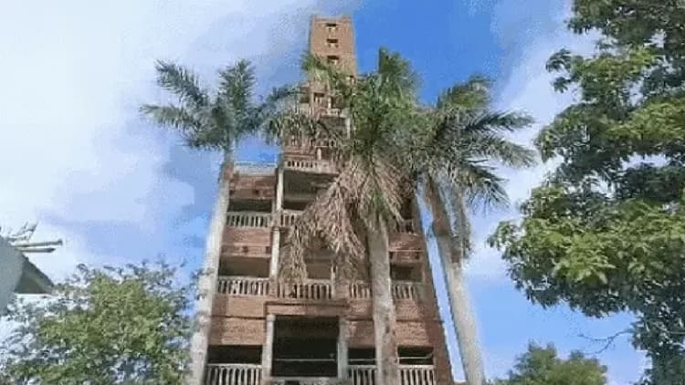 मिर्जापुर की गगनचुंबी 14 मंजिला इमारत बनी परेशानी का सबब, लोगों ने गिराने की लगाई गुहार, जानें पूरा मामला