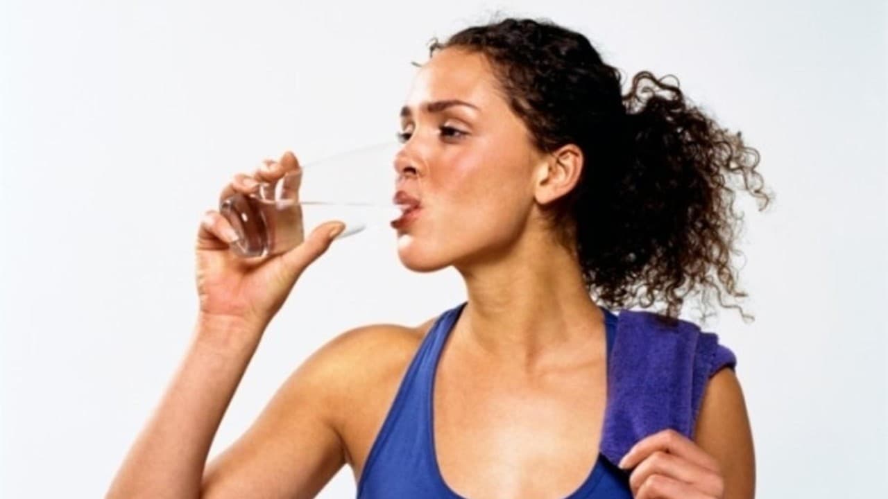 इन लक्षणों से समझें आपके शरीर में है पानी की कमी