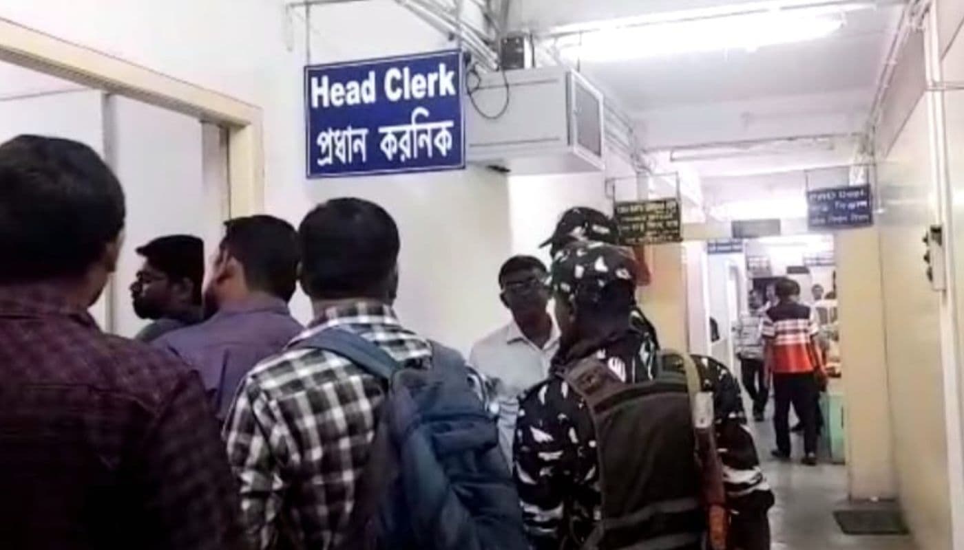 सीबीआई रेड से पश्चिम बंगाल में हड़कंप, नगरपालिकाओं में नियुक्ति घोटाले से जुड़ा है मामला सीबीआई रेड से पश्चिम बंगाल में हड़कंप, नगरपालिकाओं में नियुक्ति घोटाले से जुड़ा है मामला