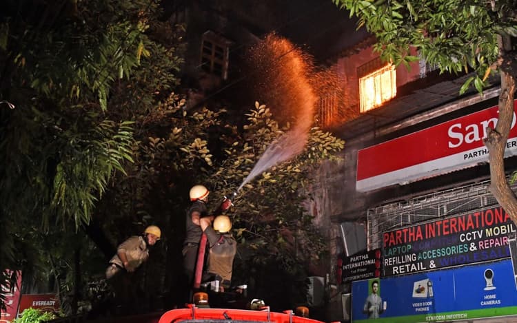 कोलकाता : चांदनी चौक में लगी भीषण आग पर काबू करने में जुटे 15 दमकल इंजन, मंत्री ने किया दौरा, देखें PHOTOS