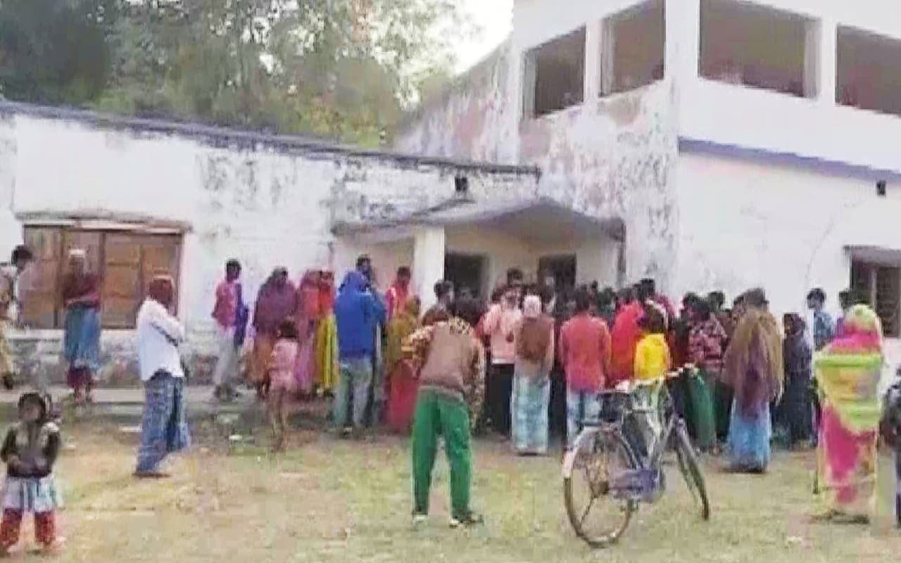 पश्चिम बंगाल में मध्याह्न भोजन में मिले छिपकली और चूहे, मालदा के स्कूल में ग्रामीणों ने किया हंगामा पश्चिम बंगाल में मध्याह्न भोजन में मिले छिपकली और चूहे, मालदा के स्कूल में ग्रामीणों ने किया हंगामा