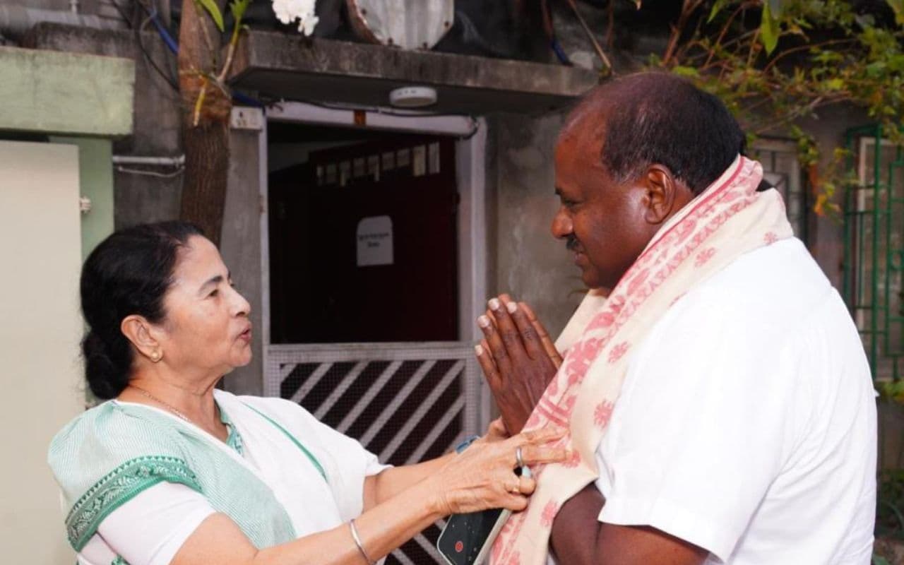West Bengal: कालीघाट में ममता बनर्जी से मिले कर्नाटक के पूर्व सीएम एचडी कुमारस्वामी, इन मुद्दों पर हुई चर्चा
