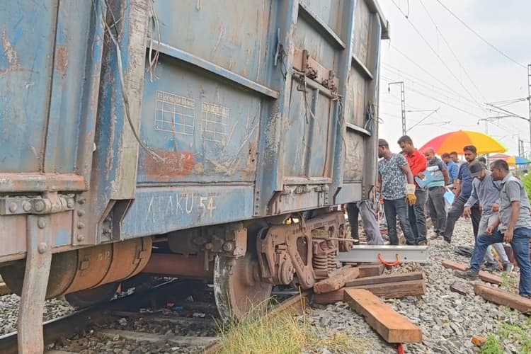 Indian Railways : पश्चिम बंगाल के न्यू जलपाईगुड़ी में मालगाड़ी के दो डिब्बे पटरी से उतरे