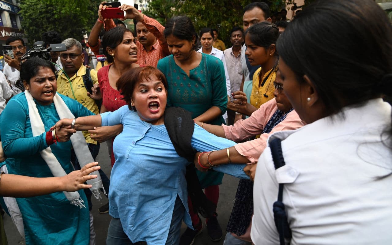 पंचायत चुनाव : बंगाल में प्रत्याशियों को नामांकन से रोक रहे TMC वाले! नॉमिनेशन के दूसरे दिन भी जारी रही हिंसा पंचायत चुनाव : बंगाल में प्रत्याशियों को नामांकन से रोक रहे TMC वाले! नॉमिनेशन के दूसरे दिन भी जारी रही हिंसा