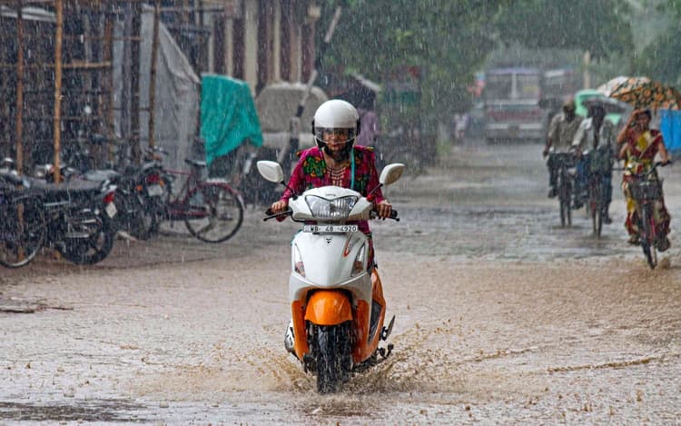 WB Weather: हुगली में बवंडर से तबाही, लगातार बारिश की आशंका के बीच ममता बनर्जी ने की हाई लेवल मीटिंग
