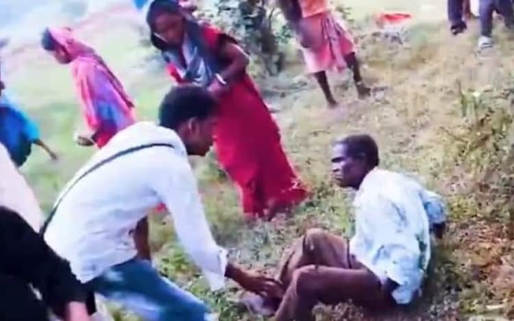 झारखंड के दुमका से रामपुरहाट आ रही यात्री बस पलटी, 50 लोग घायल, 5 की हालत गंभीर