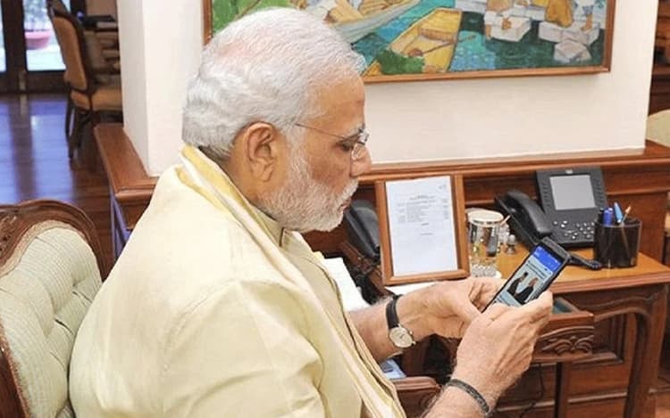 iPhone या Android - बात करने के लिए कौन सा फोन इस्तेमाल करते हैं PM Modi ?