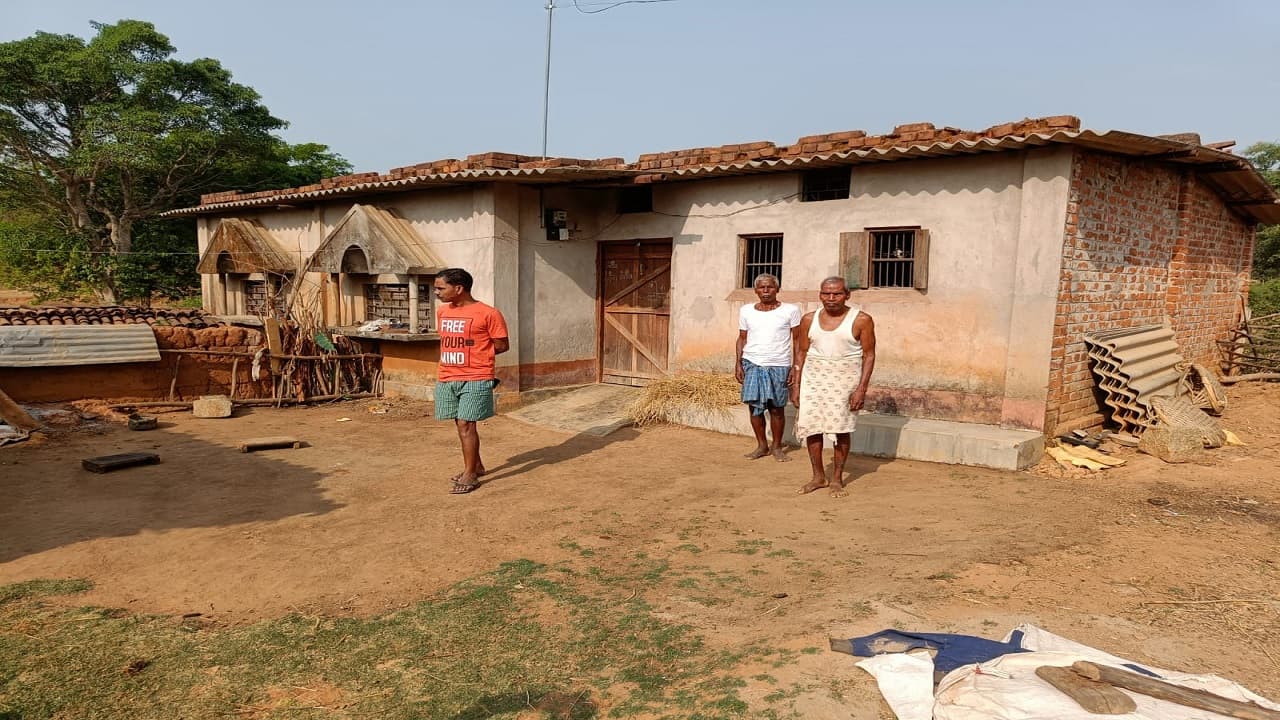 झारखंड में डायन-बिसाही में वृद्ध दंपती की बेरहमी से हत्या, आरोपी महिला ने किया थाने में सरेंडर झारखंड में डायन-बिसाही में वृद्ध दंपती की बेरहमी से हत्या, आरोपी महिला ने किया थाने में सरेंडर