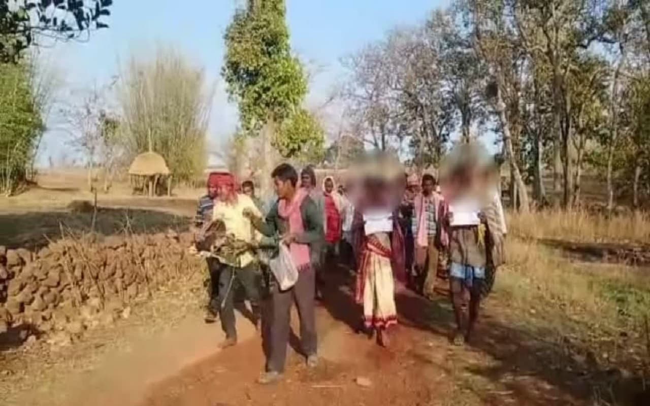 झारखंड: डायन-बिसाही को लेकर भड़के ग्रामीणों ने सिर मुड़वाकर वृद्ध दंपती को क्यों घुमाया पूरे गांव? झारखंड: डायन-बिसाही को लेकर भड़के ग्रामीणों ने सिर मुड़वाकर वृद्ध दंपती को क्यों घुमाया पूरे गांव?