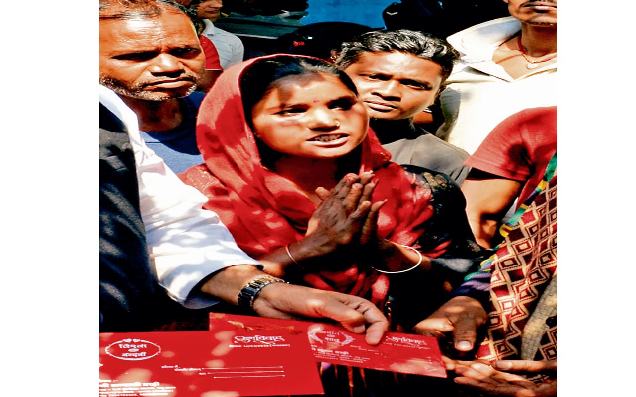 'साहब मार्च में शादी है, तब-तक रुक जायें' धनबाद में JCB के आगे बैठकर महिलाओं ने बयां किया अपना दर्द