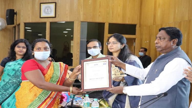 महिला दिवस सप्ताह : महिला मेट व लाभार्थी हुए सम्मानित, महिला सशक्तीकरण पर क्या बोले मंत्री आलमगीर आलम