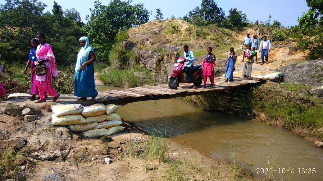 Jharkhand News : झारखंड में जब ग्रामीणों की नहीं सुनी गयी फरियाद, तो खुद नदी पर बना डाला लकड़ी का पुल