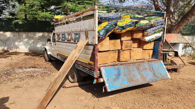 झारखंड के लोहरदगा में लाखों की लकड़ी बरामद, वन विभाग ने पिकअप वैन को किया जब्त, ड्राइवर फरार