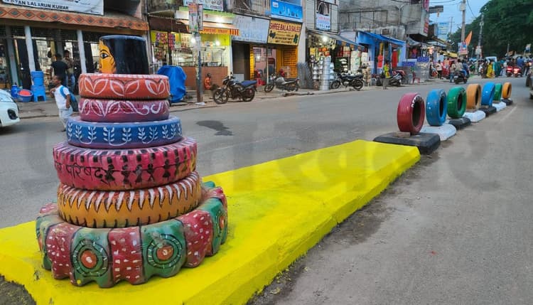 कबाड़ महोत्सव का कमाल: गुमला में खराब टायरों से बनाये गये डिवाइडर से बढ़ा शहर का सौंदर्य