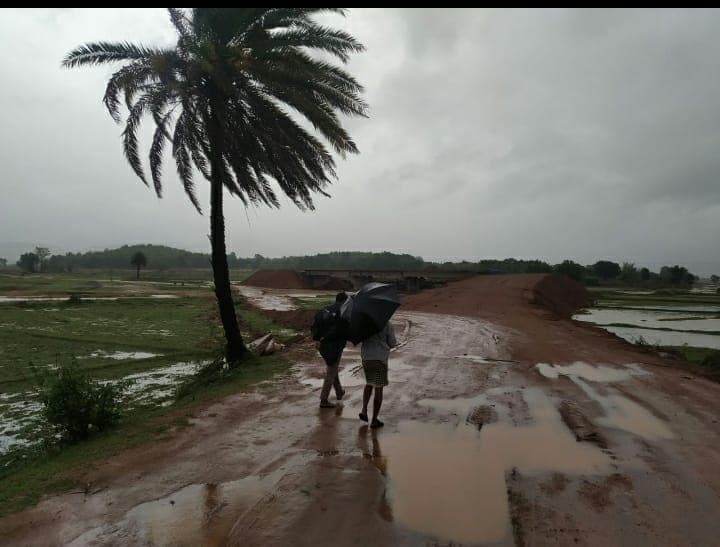Jharkhand Weather News : झारखंड में बदला मौसम का मिजाज, आसमान से बरसी मौत, रांची में आंधी-तूफान के बीच वज्रपात से दो बच्चियों समेत पांच की गयी जान