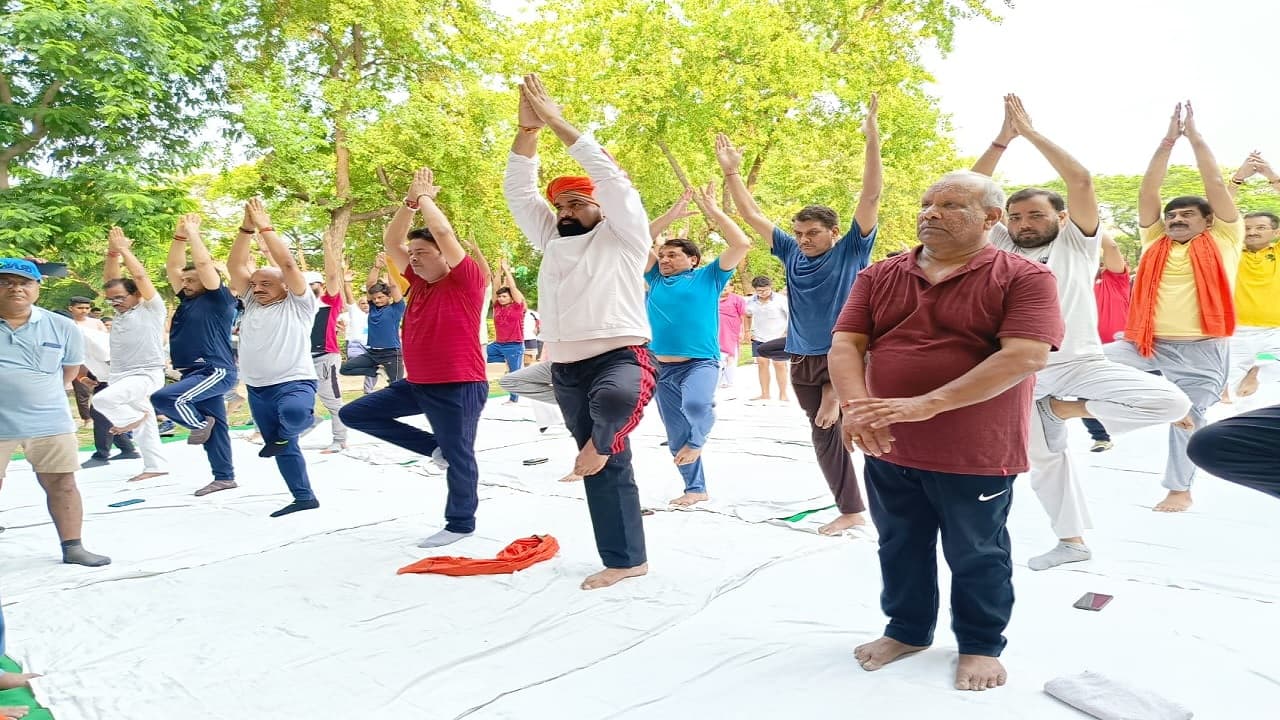 PHOTOS: बिहार में योग दिवस के कार्यक्रमों की देखें तस्वीरें, आम लोगों व भाजपा नेताओं ने
भी किया योगाभ्यास