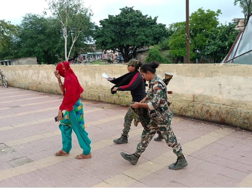 बगहा के प्रेमी ने उत्तर प्रदेश की प्रेमिका को रास्ते में छोड़ा, प्रेमिका खोजते हुए पहुंची प्रेमी के घर