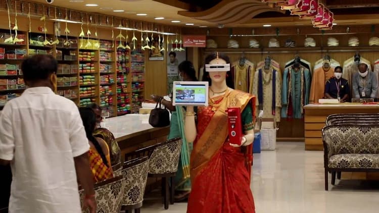 VIRAL: तमिलनाडु के शोरूम में ग्राहकों को कोरोना गाइडलाइंस सिखा रही रोबोट जफीरा