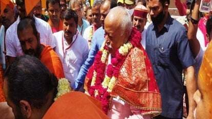 Varanasi News: पीएम मोदी के गढ़ बनारस पहुंचे संघ प्रमुख मोहन भागवत, तीन दिन होगी गोपनीय बैठक