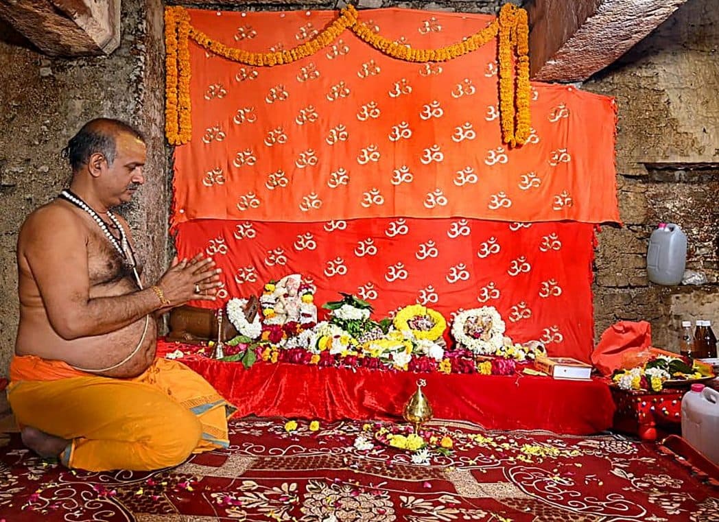 Gyanvapi Masjid Case: 30 साल बाद खुला व्यास जी का तहखाना, सफाई के बाद हुई पूजा, देखें तस्वीरें