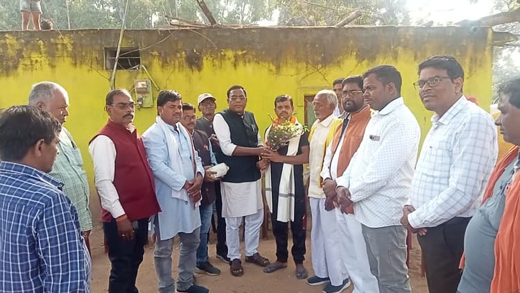 गिरिडीह : उत्तरकाशी से लौटे प्रवासी श्रमिकों के घर पहुंचे पूर्व विधायक