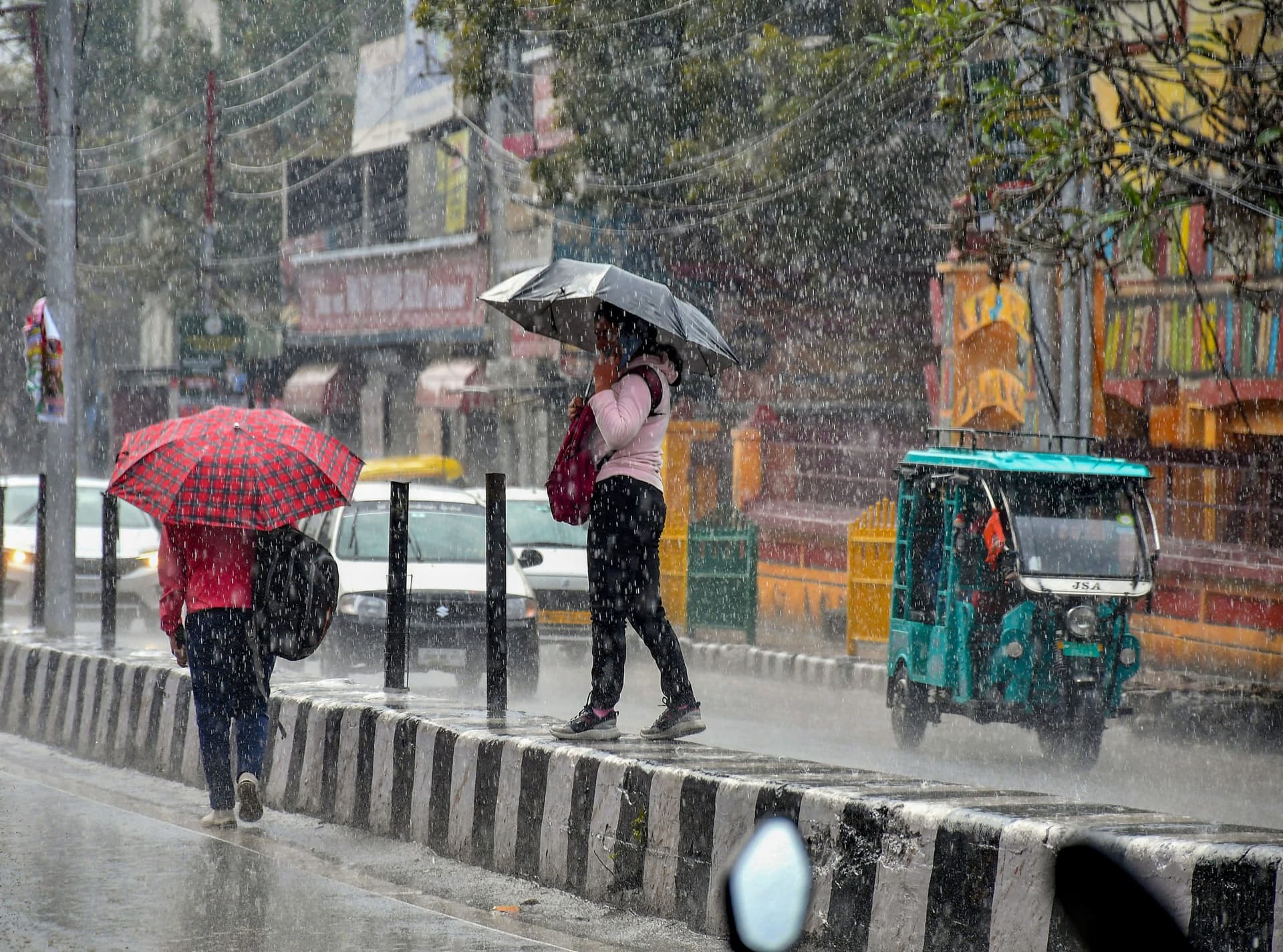 Weather Forecast: दिल्ली-एनसीआर में होगी बारिश, जानें झारखंड-बिहार सहित अन्य राज्यों का मौसम