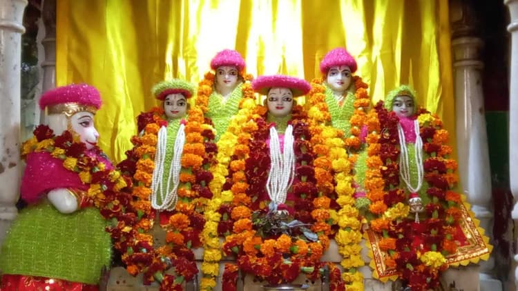 वाराणसी में शीतलहर से इंसान क्या, भगवान भी परेशान, भक्तों ने देवी-देवताओं को स्वेटर और शॉल पहनाया