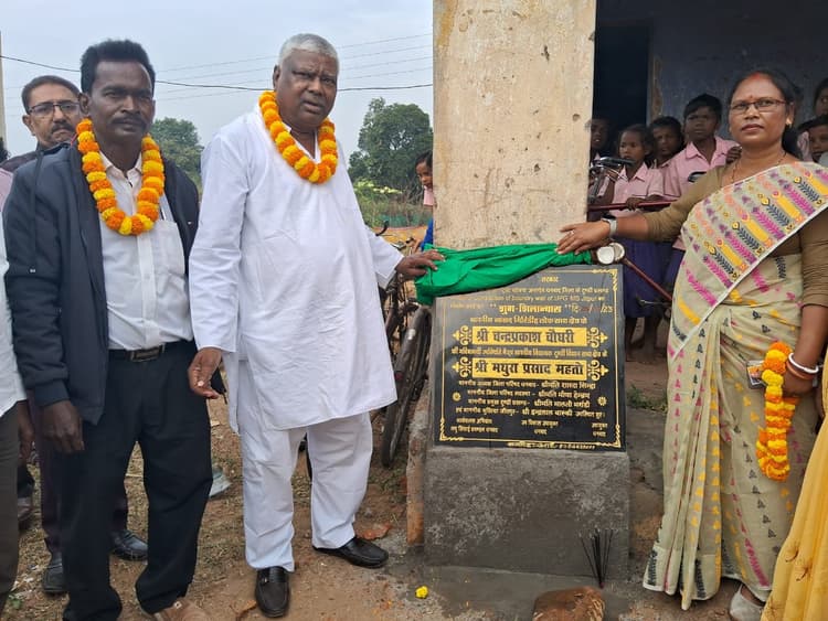 धनबाद : टुंडी विधायक ने कई योजनाओं का किया शिलान्यास