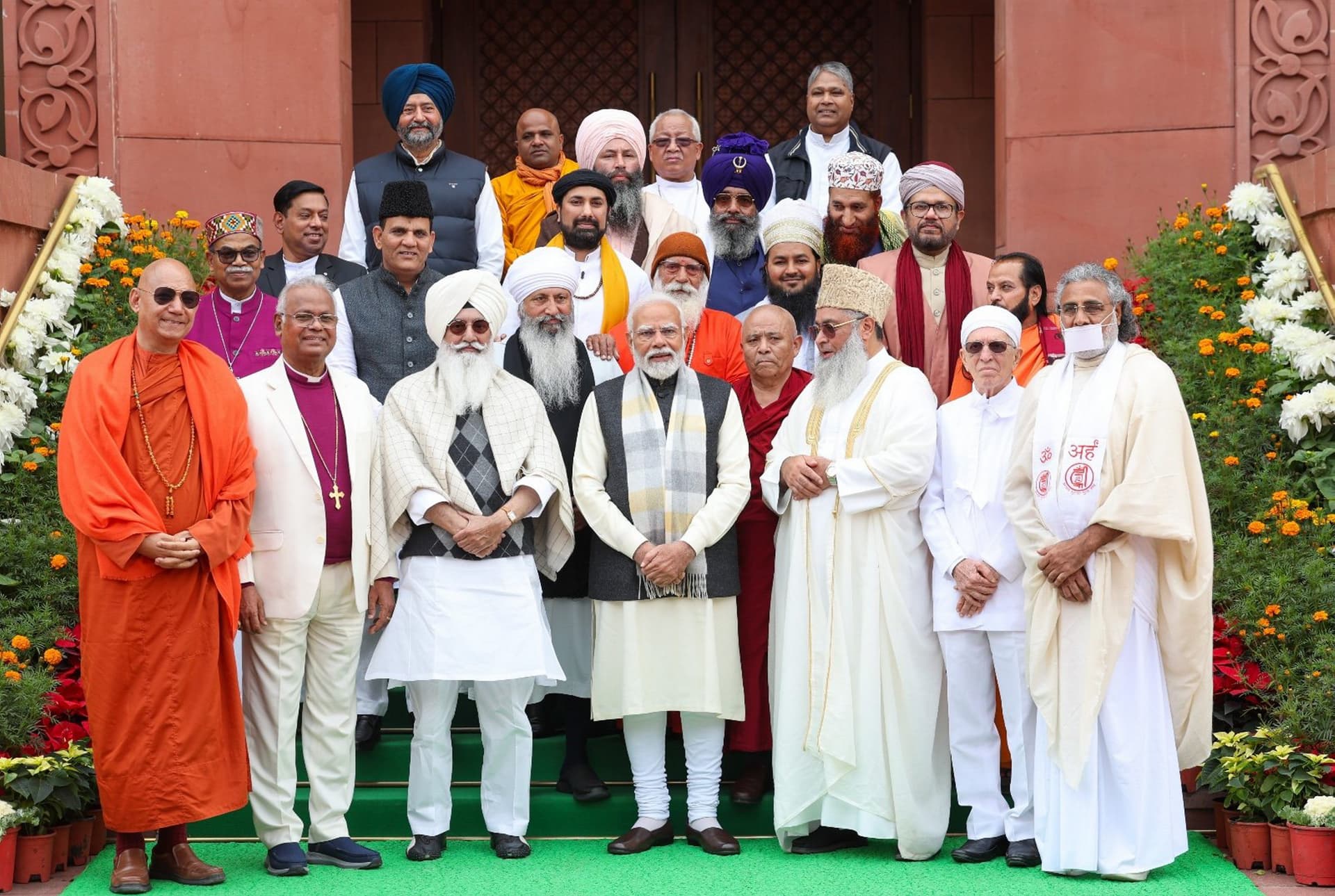 प्रधानमंत्री मोदी से 24 धार्मिक नेताओं ने की मुलाकात, नये संसद भवन के बाहर दिखा सर्वधर्म का अद्भुत नजारा