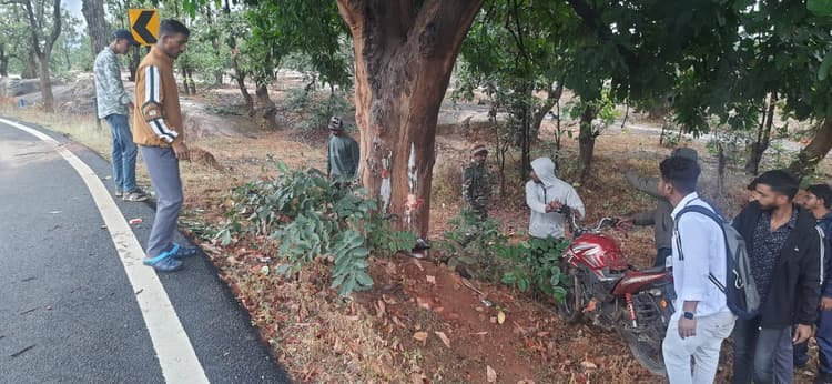 गुमला : सड़क हादसे में दो युवक की मौत, सोलगा गांव स्थित तीखा मोड़ के पास घटी घटना