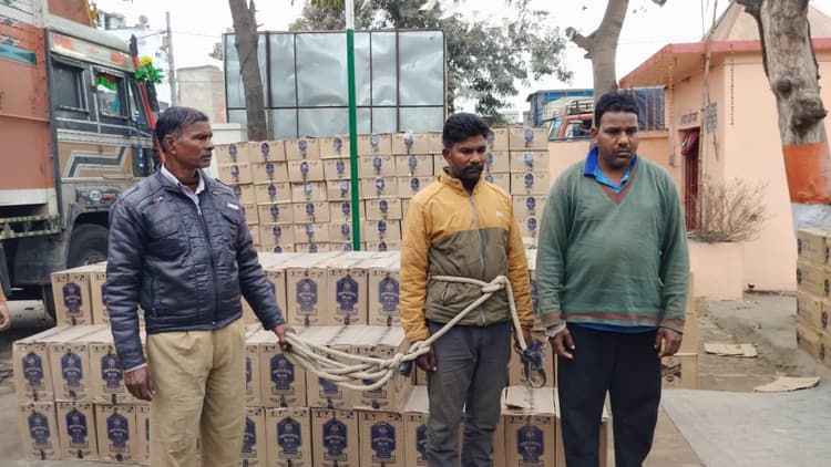 हाजीपुर में पुलिस और सीआईडी ने पकड़ी एक करोड़ की शराब, चिप्स-कुरकुरे लूट ले गए ग्रामीण, दो गिरफ्तार
