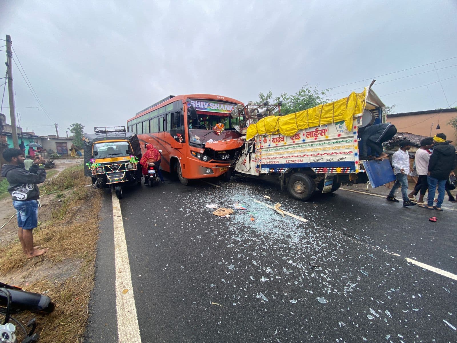 पलामू : बस व पिकअप वाहन में टक्कर, कई लोग गंभीर