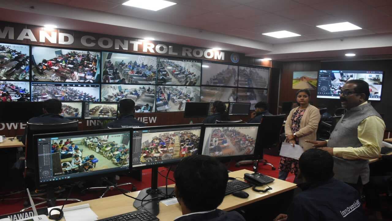 PHOTOS: बिहार में शिक्षक बनने फिर उमड़े अभ्यर्थी, सेंटर पर क्यों हुआ हंगामा? देखिए BPSC कैसे कर रहा निगरानी..