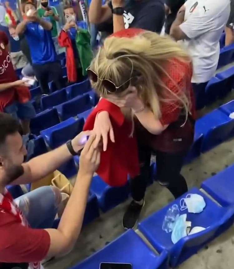 Euro Cup 2020: मैच देखने आई लड़की को दिल दे बैठा शख्स, स्टेडियम में ही कर दिया प्रपोज, अब इस रोमांटिक वीडियो ने सोशल मीडिया पर मचाया धमाल