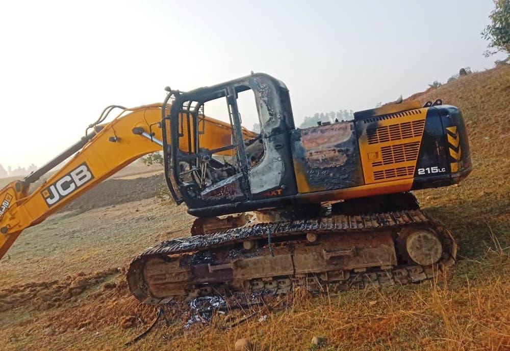 चतरा : उग्रवादियों ने ट्रेंच कटाई में लगे पोकलेन में लगायी आग, लाखों का नुकशान