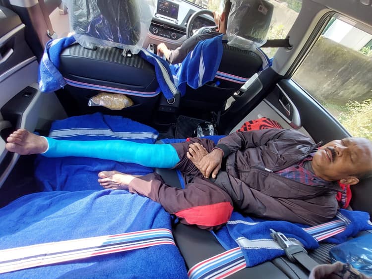 घाटशिला : सड़क के गड्ढे से अनियंत्रित हुई स्कूटी, यूसिल कर्मी का टूटा पांव