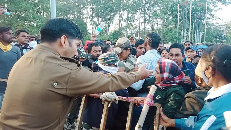 Jharkhand : उग्र हुआ पंचायत सचिवालय स्वयं सेवकों का प्रदर्शन, लाठीचार्ज, तीन घायल