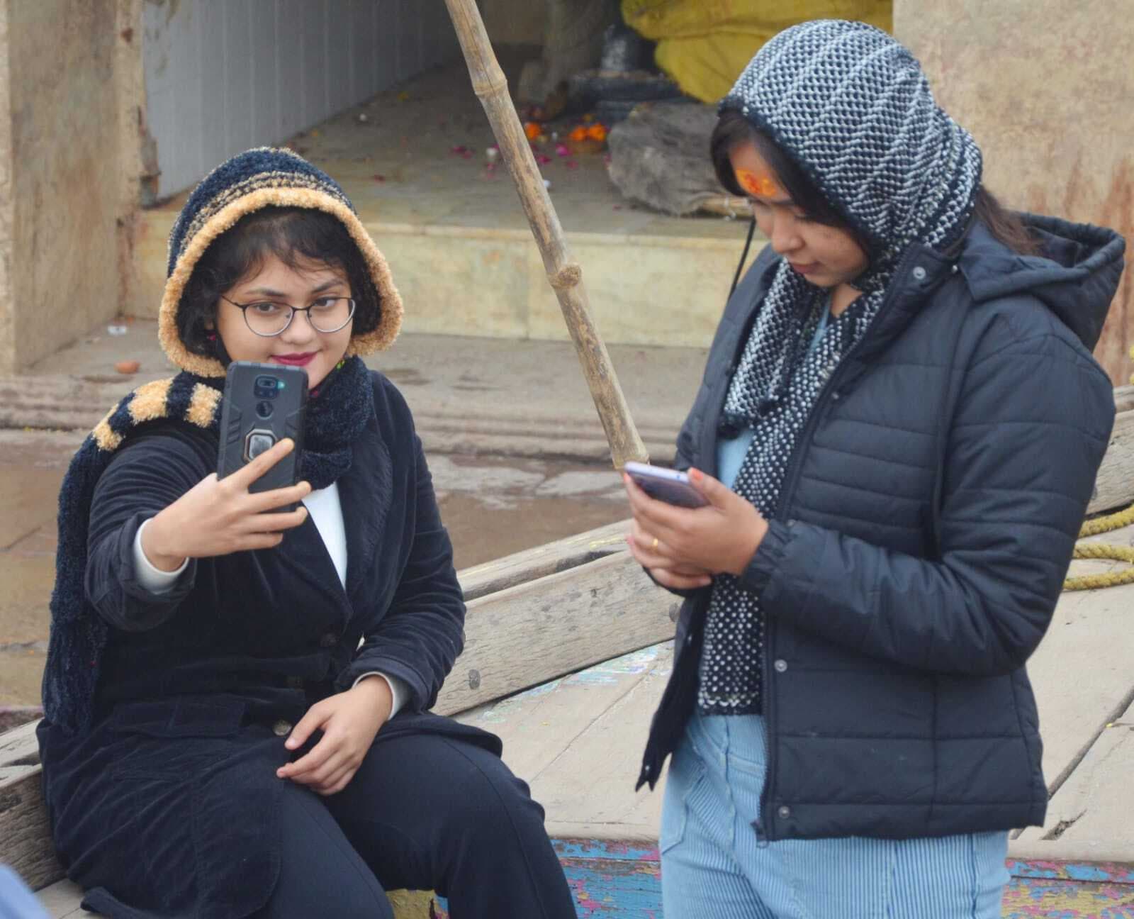 Varanasi: तस्वीरों में देखें- कहीं ठंड से बचना मुश्किल तो कहीं मौसम का मजा ले रहे लोग