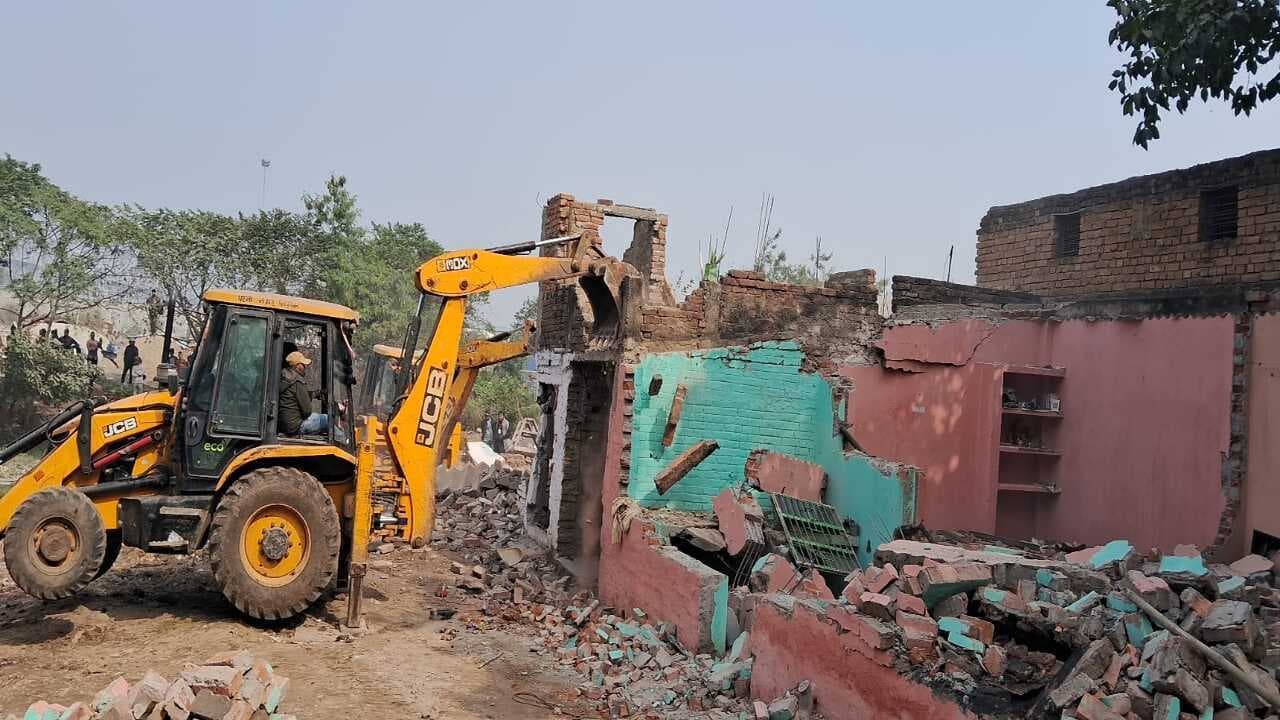 PHOTOS: पटना में बुल्डोजर से 162 घर-मकान ढहाए जा रहे, दीघा समेत 3 इलाकों में चल रही प्रशासन की कार्रवाई