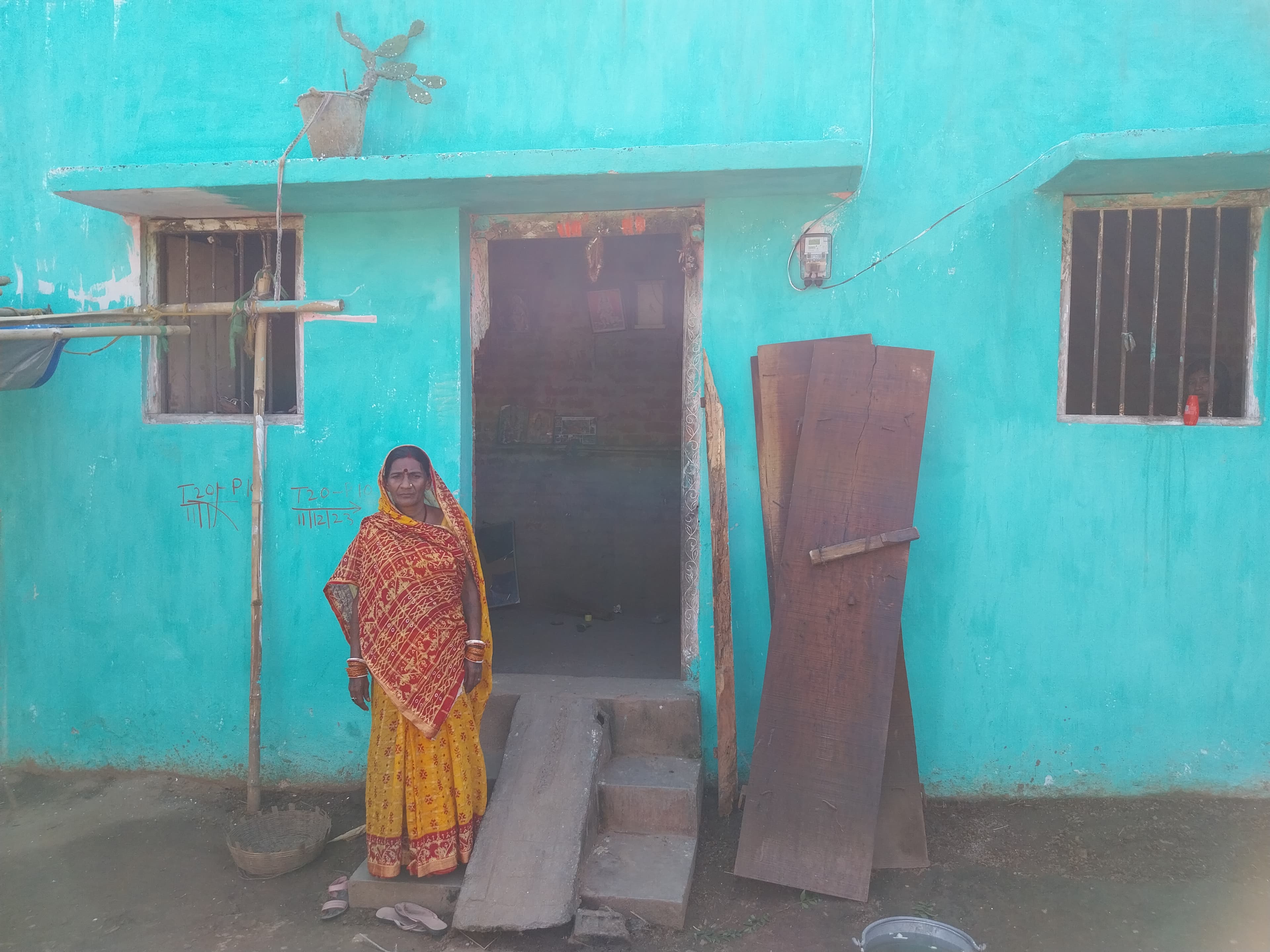 गिरिडीह : 45 हाथियों के झुंड ने पंदनाखुर्द में मचाया उत्पात, मकानों को किया क्षतिग्रस्त