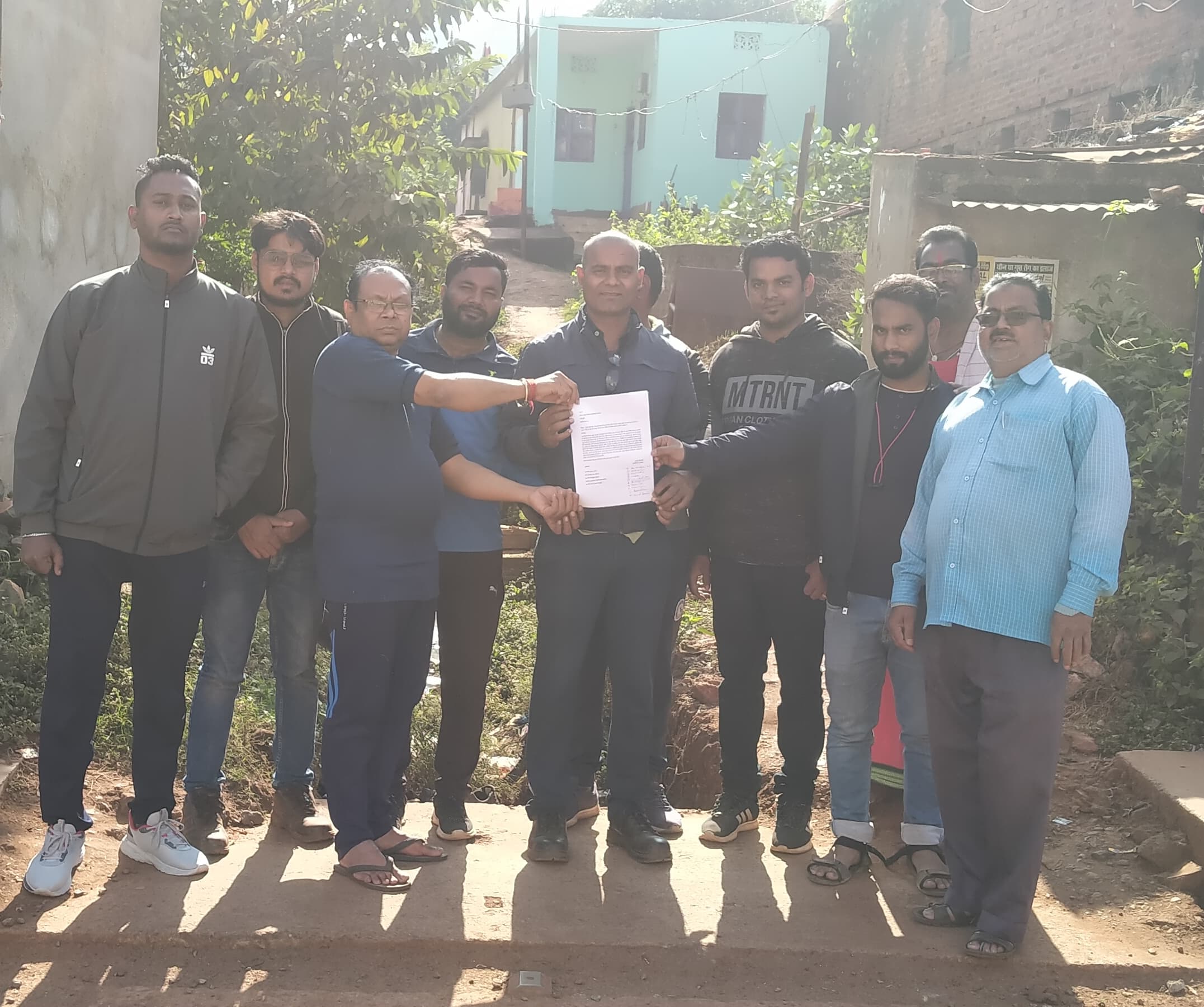 चाईबासा : एक साल बाद भी अधूरा है नाली का निर्माण, ग्रामीण आक्रोशित