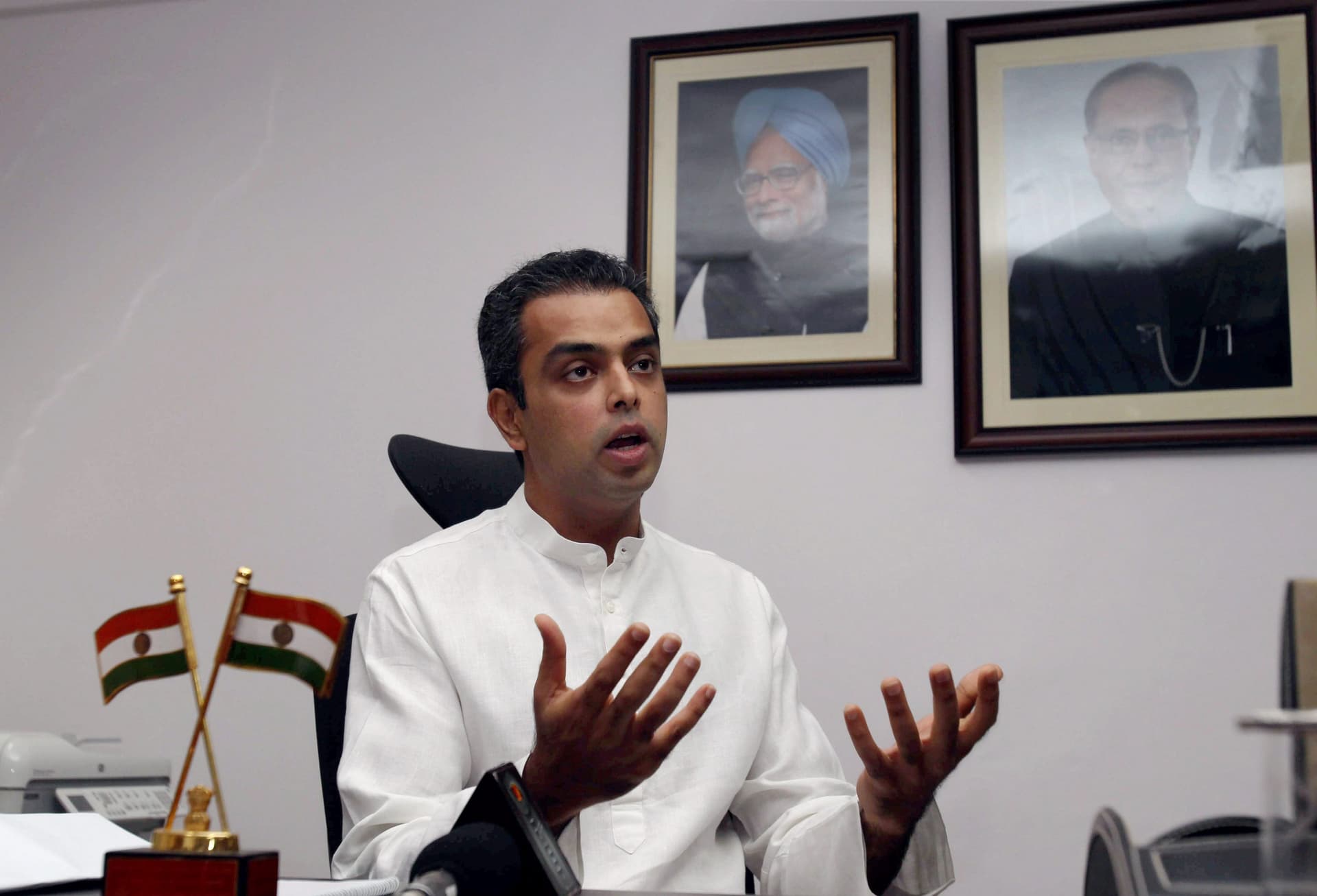 ‘कांग्रेस पर भगवान राम का प्रकोप शुरू’, मिलिंद देवड़ा के इस्तीफे के बाद कांग्रेसी नेता ने कह दी बड़ी बात
