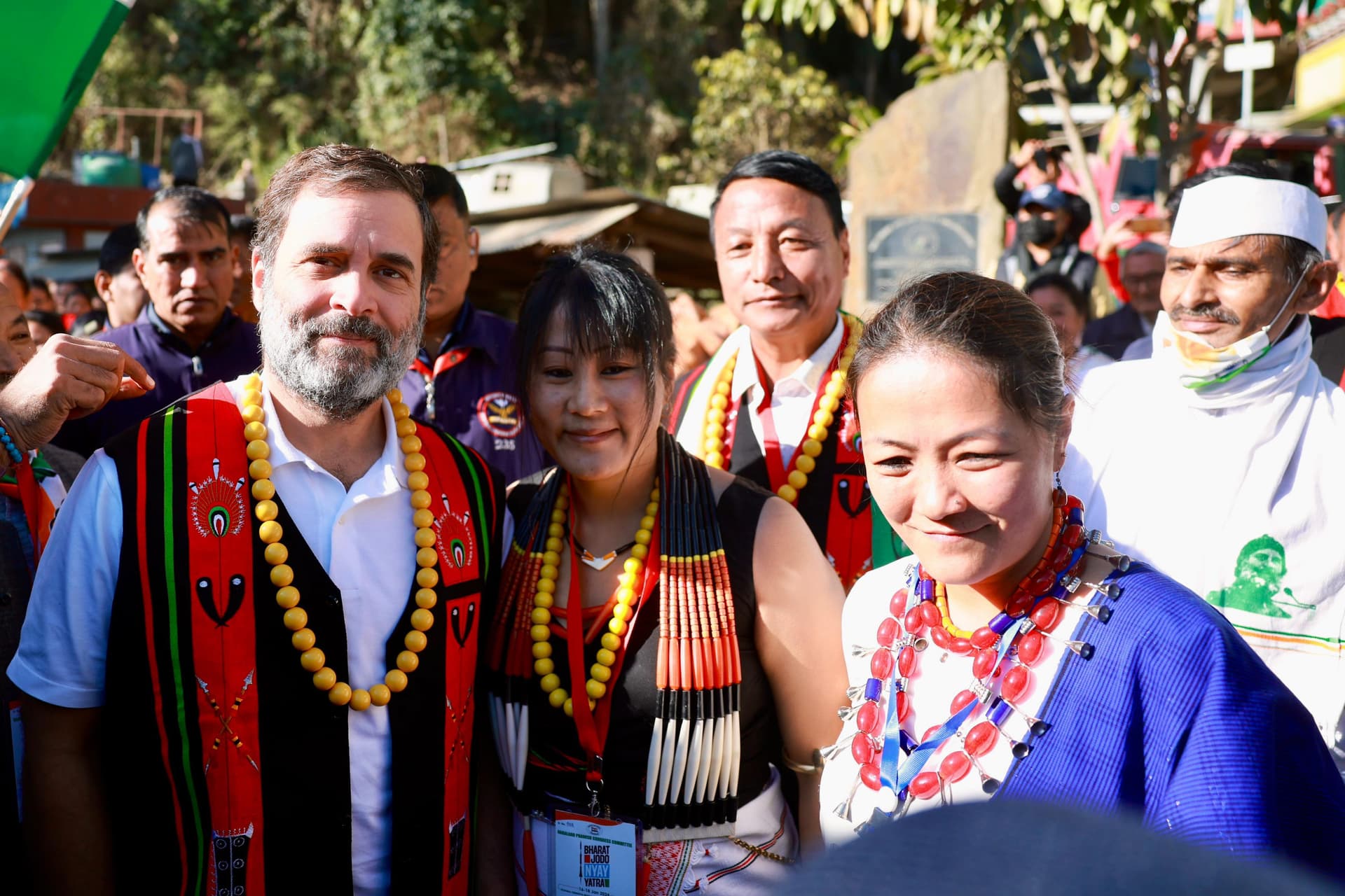 ‘भारत जोड़ो न्याय यात्रा’: युवती ने कुछ यूं राहुल गांधी को पहनाई माला, साथ में खिंचवाई तस्वीर