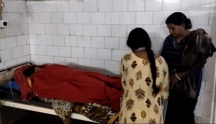 गिरिडीह : सेल्फी लेने के दौरान पुल से नीचे गिरी छात्रा, अस्पताल में चल रहा इलाज गिरिडीह : सेल्फी लेने के दौरान पुल से नीचे गिरी छात्रा, अस्पताल में चल रहा इलाज