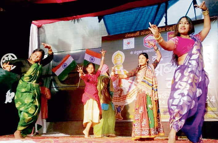Munger: सामाजिक कुरीति पर प्रहार करता है नाटक पोरीर बाड़ी, अंग नाट्य यज्ञ में कलाकारों ने दिल जीता