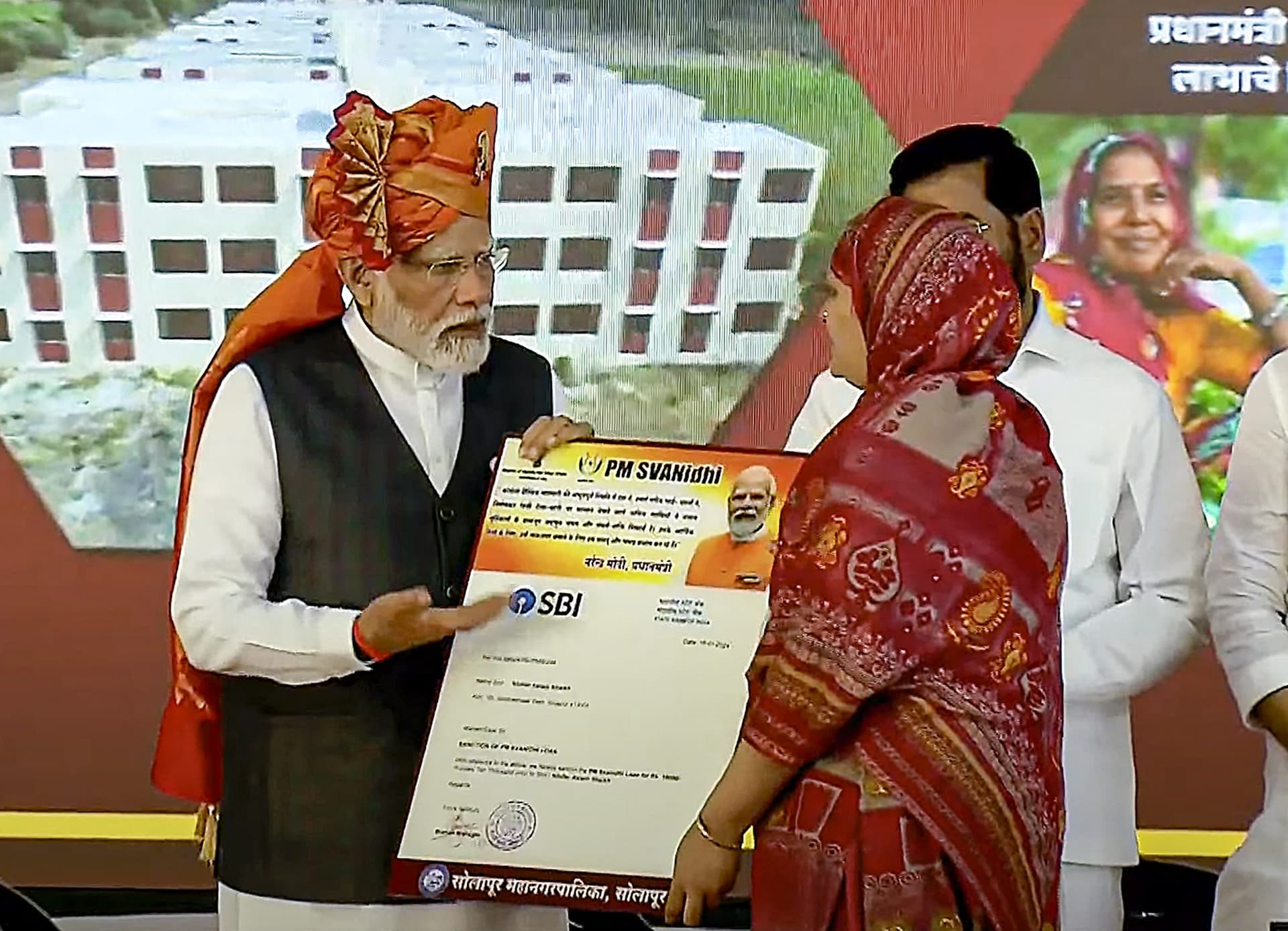 VIDEO : गरीबों को घर की चाबी सौंपते हुए भावुक हो गये पीएम मोदी, कहा- काश मैं भी…
